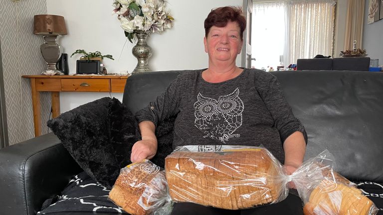 Franka Berkers deelt broden uit in de buurt. 