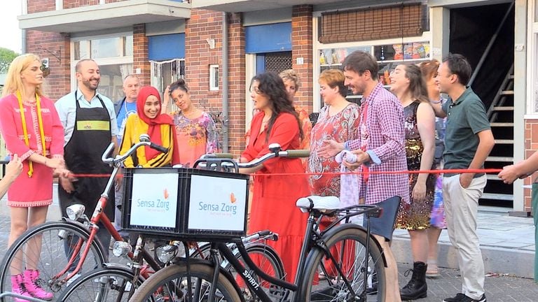 Buurtbewoners van de volkswijk bij elkaar voor een feestje (foto: Jan Peels)