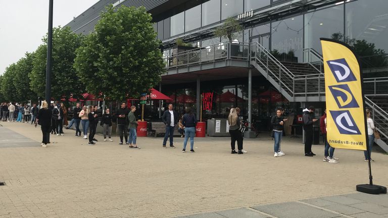 Drukte bij het testen voor toegang in Breda (foto: Raymond Merkx).