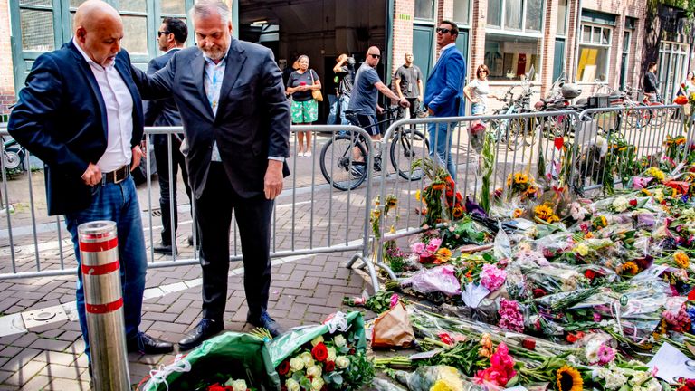 De advocaten kijken naar de bloemenzee (foto: ANP).