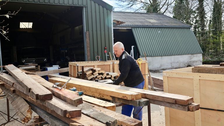 Het hout uit de stallen kan op een andere boerderij hergebruikt worden (foto: Lobke Kapteijns). 