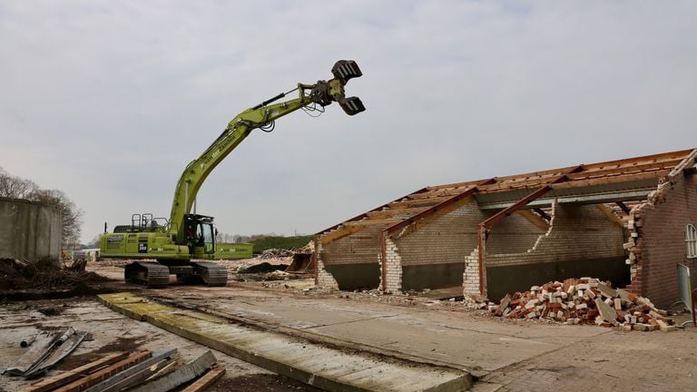 Kraanmachinist gaat voorzichtig te werk (foto: Lobke Kapteijns).