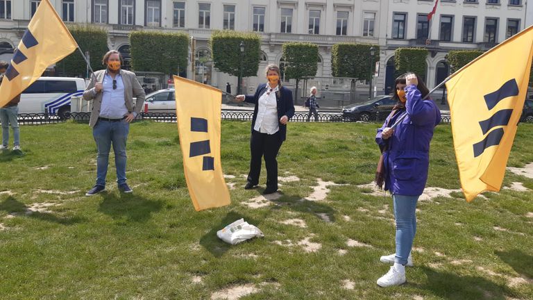 Lisa-Mae (rechts) voert actie in Brussel voor verhoging van het minimumloon (foto: Lisa-Mae Slijk)