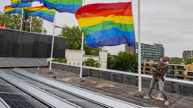 Dertien regenboogvlaggen hijst wethouder dols  in Tilburg (foto: Joris Buijs). 