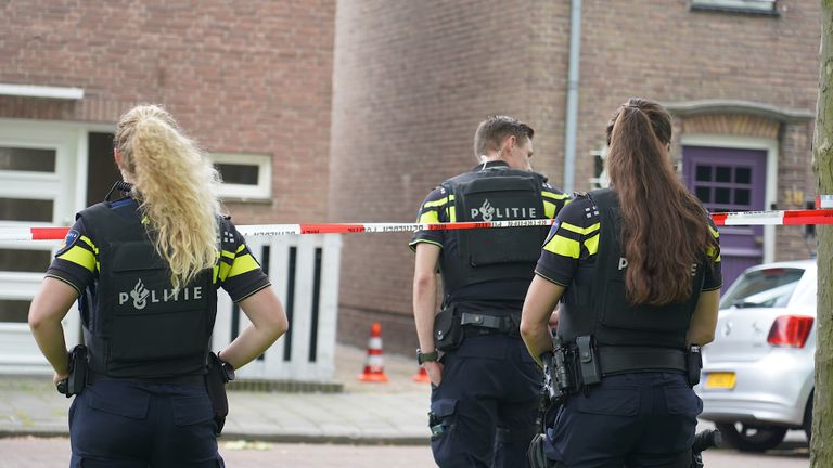 Agenten bij het huis (foto: Jeroen Stuve/SQ Vision).