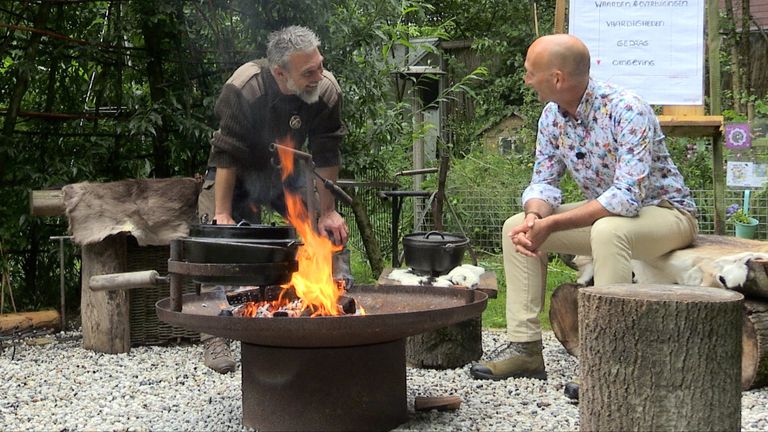 Ray Roovers  en Twan Kerhof bij het kampvuur (foto: Jan Peels)