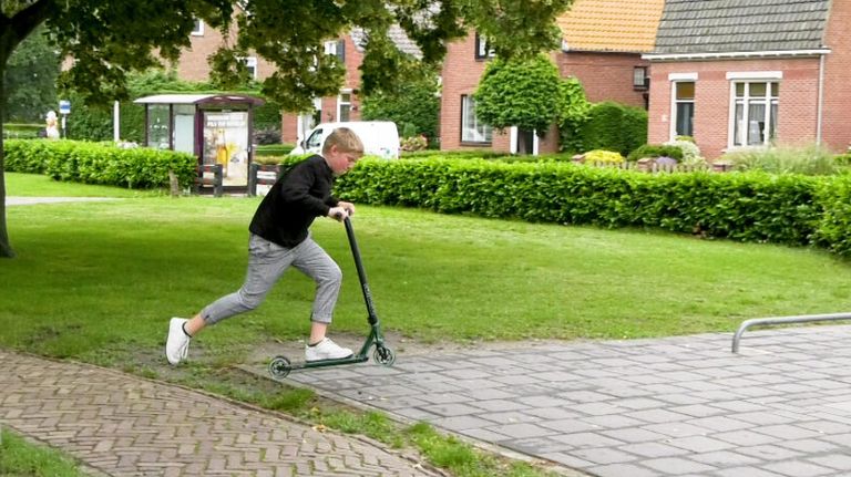 Binnenkort hoopt Jorn een échte baan te hebben om met zijn step op te kunnen stunten.