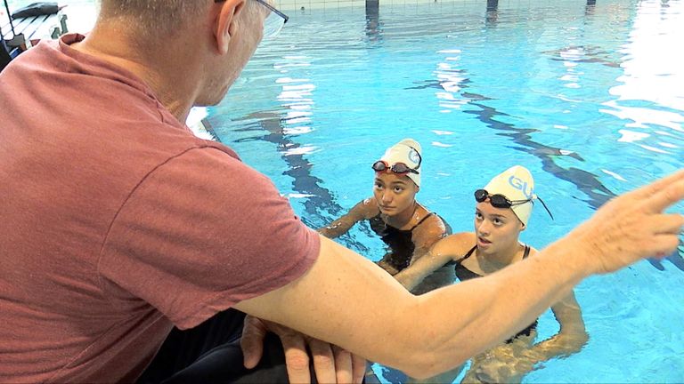 Jennifer en Marry-Ann luisteren naar trainer Harm Deiman (foto: Jan Peels)