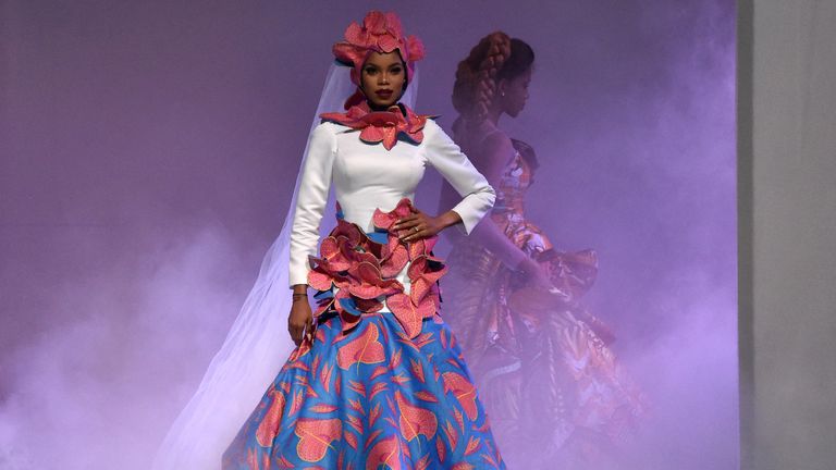 Een model met stoffen van Vlisco op een modeshow in Abidjan (foto: AFP).