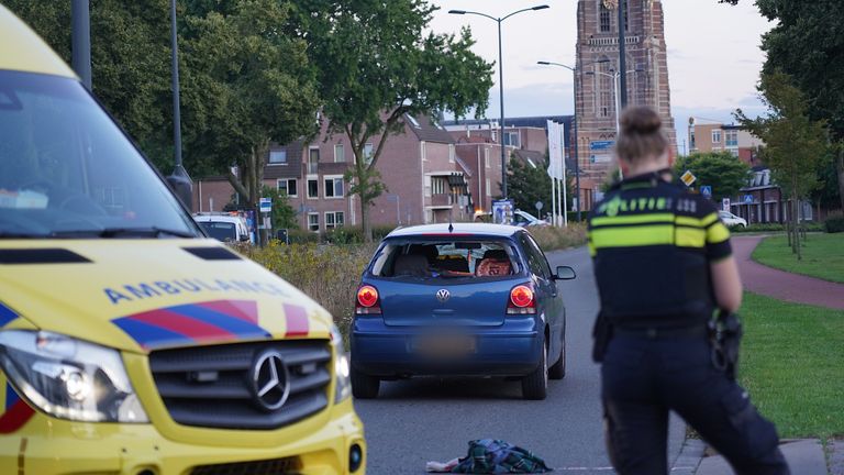 De jongen belandde achter de auto (foto: SQ Vision).