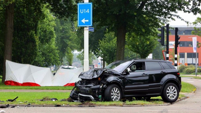 Na de botsing op de Hervensebaan in Den Bosch werden meerdere hulpdiensten opgeroepen (foto: Bart Meesters).