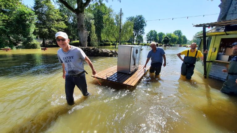 Er werd met man en macht gewerkt om alle spullen te redden van het water.