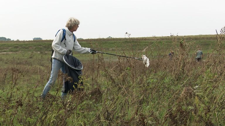 Vrijwilligers zijn volop bezig met opruimen bij Keent.