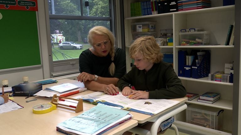 Davey krijgt les op de kermisschool