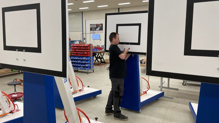 Basketbaltorens worden in elkaar gezet in de assemblagehal.