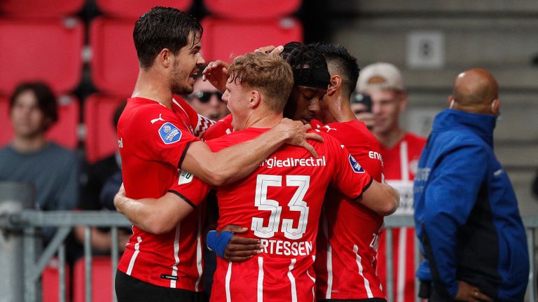 Blijdschap bij de PSV'ers na een goal van Noni Madueke (foto: ANP 2021/Jeroen Putmans).