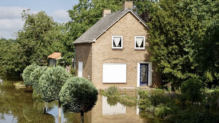 Nog een paar centimeter en dan staat het Maaswater in deze woning in Maashees. (Foto:Rob van Kaathoven)