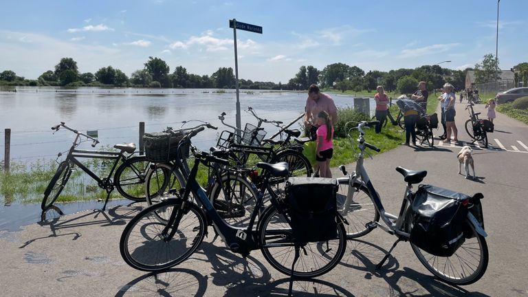 Het hoge Maaswater bij Sambeek trekt veel bekijks van omwonenden. (Foto:Alice van der Plas)