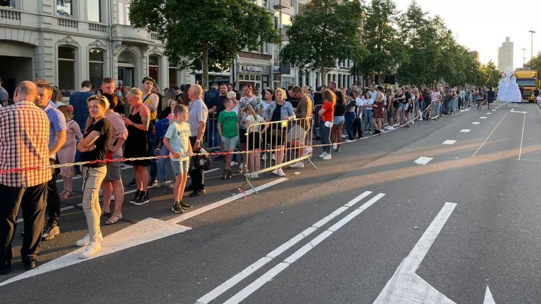 Een lange rij bij een van de ingangen van de Tilburgsekermis.