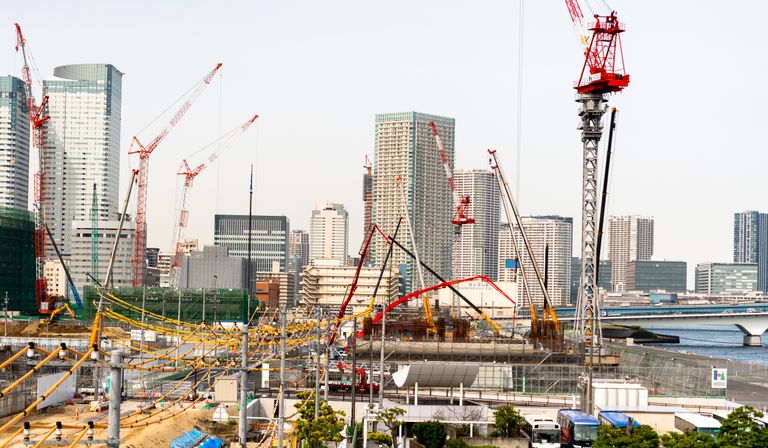 Het olympisch dorp in Tokio in aanbouw (foto: ANP 2021/Paul Raats).