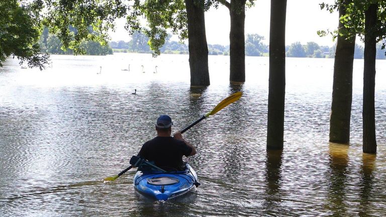 Deze kanoër bij de Zandmeren in Kerkdriel kon het hoge water niet weerstaan. (Foto: Bart Meesters / Meesters Multi Media)