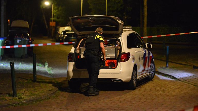 Een van de vele opgeroepen agenten in Breda na de melding van de schietpartij (foto: Perry Roovers/SQ Vision). 
