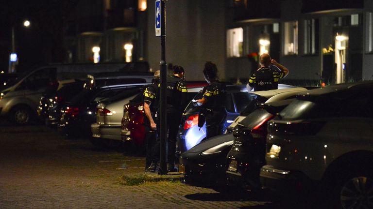 Agenten deden onderzoek na de melding dat er schoten zouden zijn gelost in Breda (foto: Perry Roovers/SQ Vision).