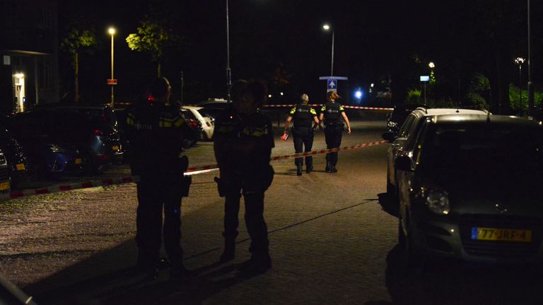 pVeel agenten rond de Lachappellestraat en het Liniepark in Breda donderdagavond (foto: Perry Roovers/SQ Vision).
