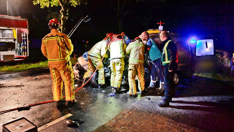 Het slachtoffer werd uit de auto bevrijd (foto: Rico Vogels/SQ Vision).