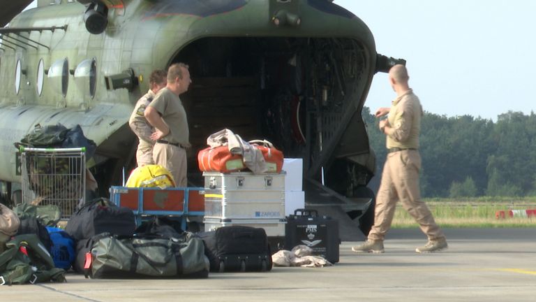 Het inladen van de helikopters (foto: Raymond Merkx).