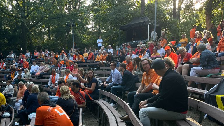 Veel mensen in natuurtheater De Kersouwe speciaal voor judoka Sanne van Dijke (foto: Raymond Merkx).