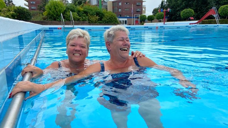 Anja en Elma hebben maandag het hele zwembad voor zich alleen (foto: Erik Peeters).