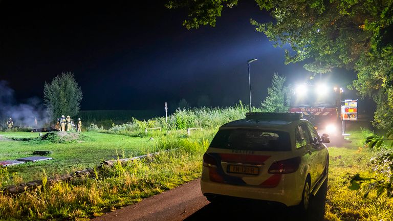 Vanwege de brand in het bijenhotel in Heesch werden brandweer en politie opgeroepen (foto: Gabor Heeres/SQ Vision).