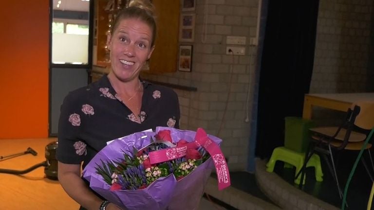 Directrice Nancy krijgt een hoop steunbetuiging, zoals deze bos bloemen van een andere basisschool.