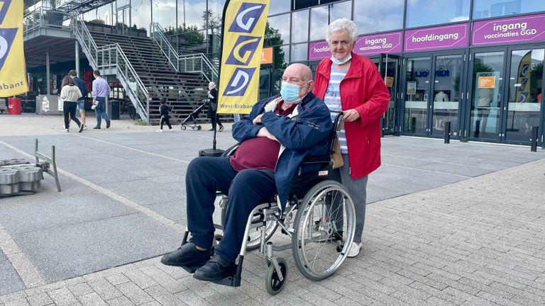 Nel van de Berk (78) en haar man halen deze week een prik (foto: Raymond Merkx).