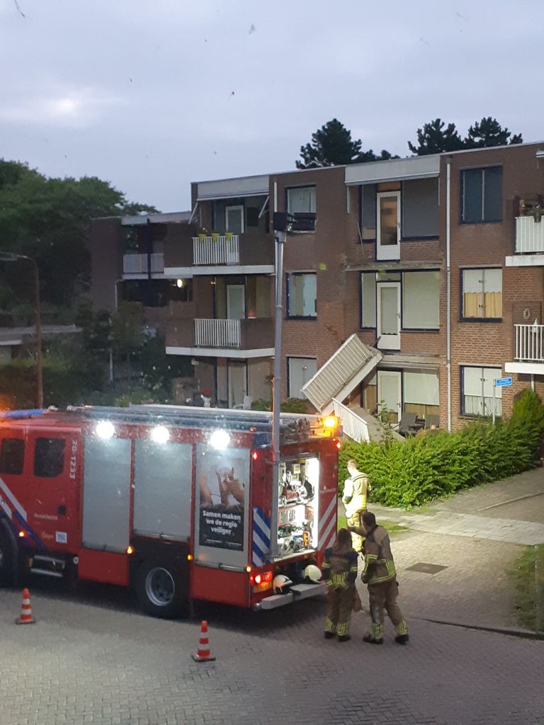 De brandweer is aanwezig.