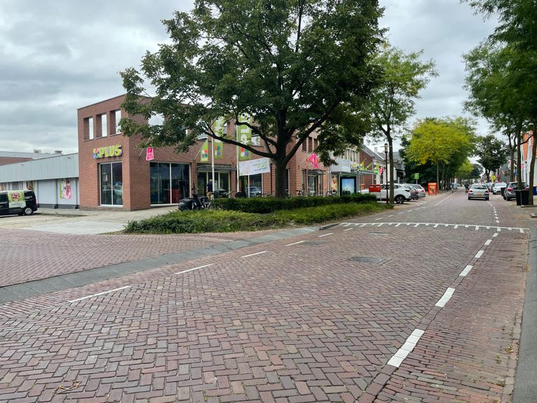 De Dorpsstraat met de PLUS-Supermarkt (foto: Raymond Merkx).