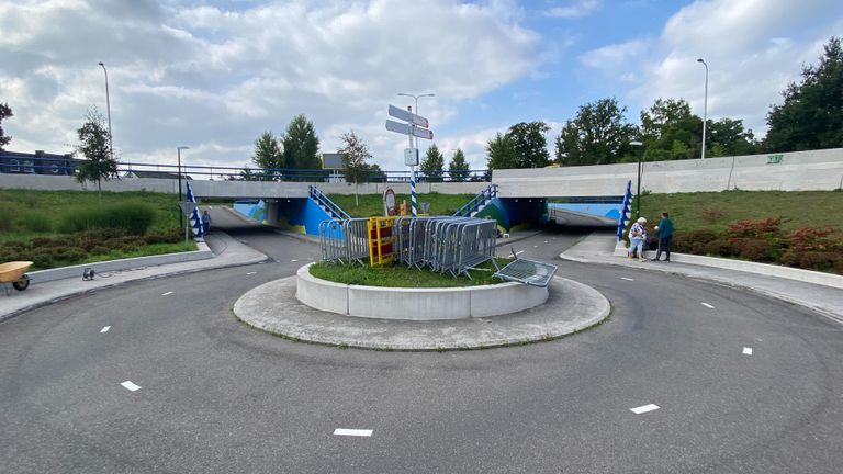 fietsrotonde en de tunnels die beschilderd worden (foto: Jan Peels)