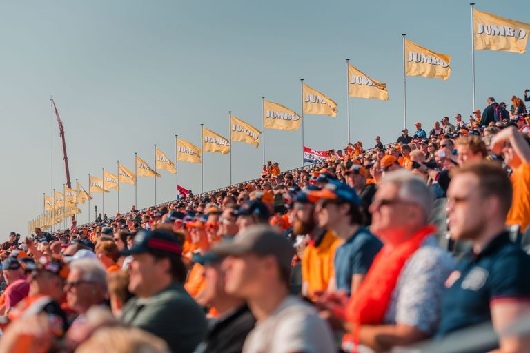 Een volle tribune in Zandvoort (foto: Jumbo Supermarkten).