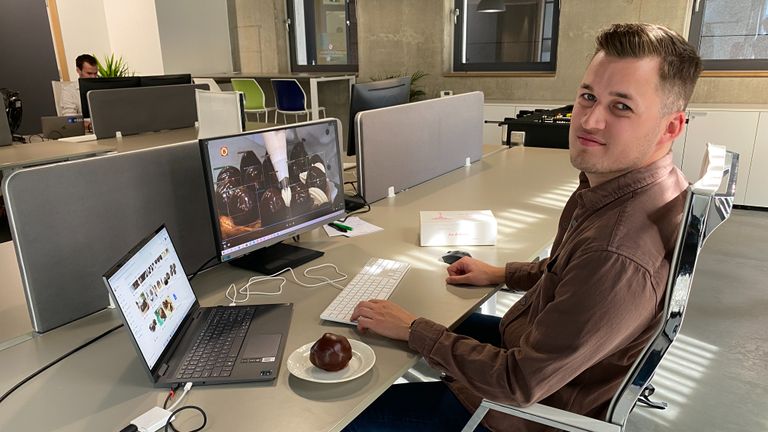 Gijs Dekkers met de Bossche bollen scanner op zijn computer (foto: Jan Peels)