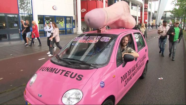 Aandacht gegarandeerd voor deze wagen in de protestmars Unmute Us in Eindhoven (foto:Omroep Brabant)