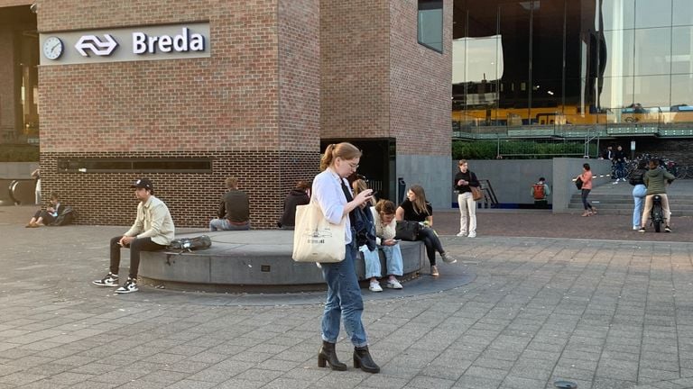 Reizigers wachten op station Breda. (foto: Eva de Schipper).