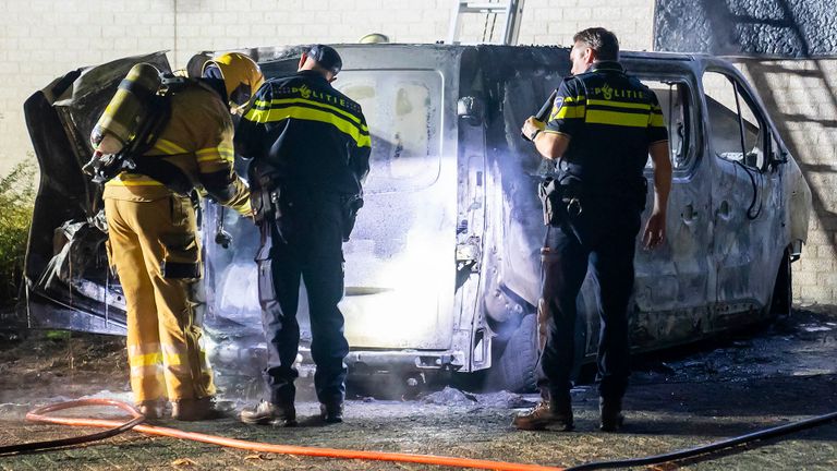 De bestelbus in Oss werd door de brand verwoest (foto: Gabor Heeres/SQ Vision).