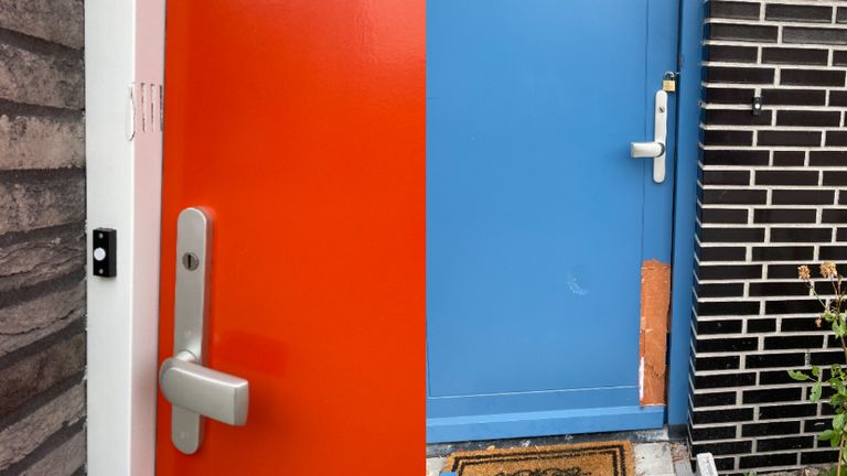 Voordeuren van de twee woningen waar binnengevallen is.