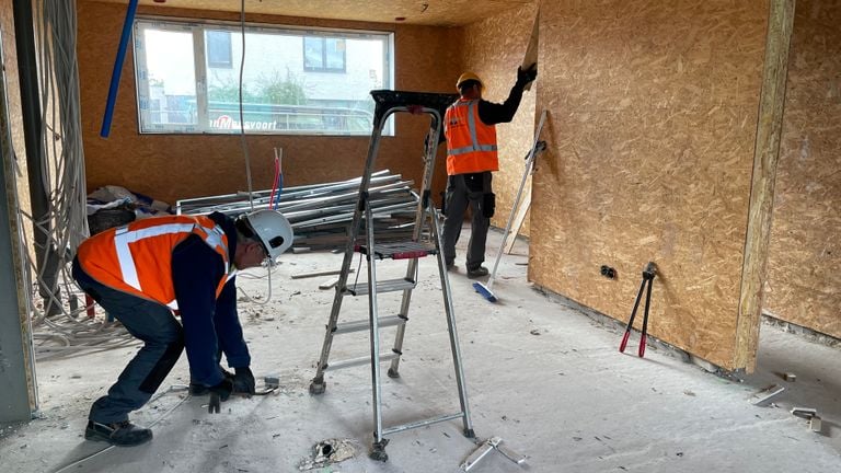 De sloop van de 26 huizen gaat bijna helemaal met de hand (Foto: Alice van der Plas)