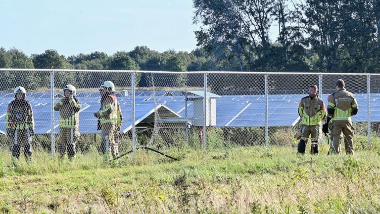 De brandweer is aan het werk bij de panelen (foto: Toby de Kort/SQ Vision).