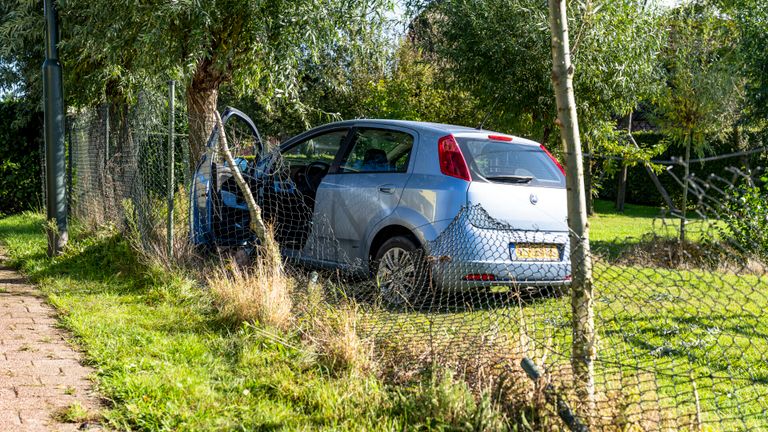 De vrouw kwam tot stilstand tegen een boom (foto: Marcel van Dorst/SQ Vision).