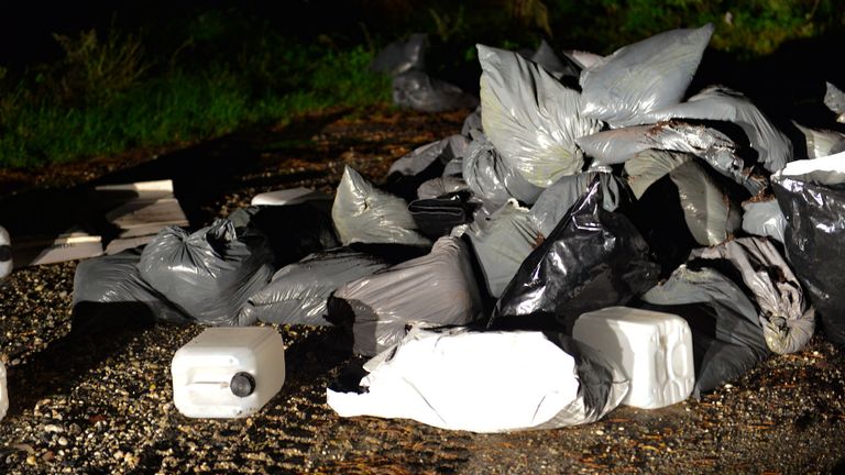 Het gedumpte afval op de Kaak in Milheeze (foto: Walter van Bussel / SQ Vision).