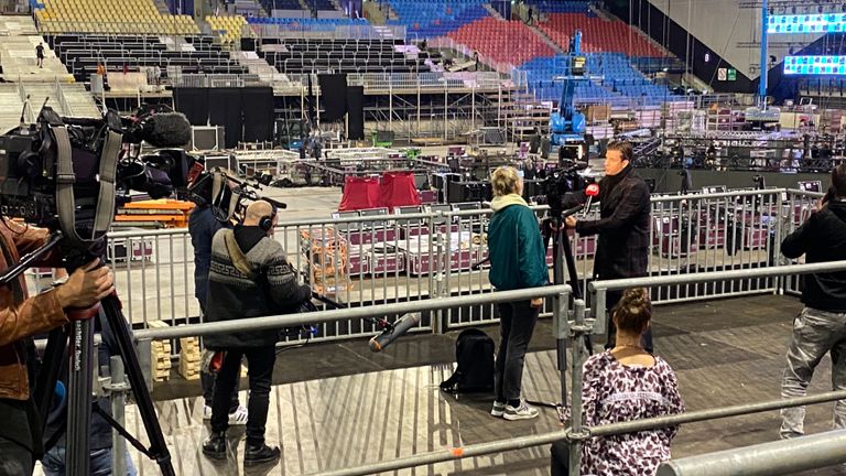 Journalisten staan in de rij om Rob (Snollebollekes) Kemps te spreken over zijn concertreeks (foto: Jan Peels)