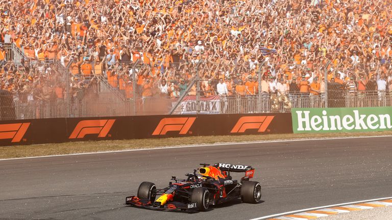 Max Verstappen zwaait naar zijn fans na de winst in Zandvoort (foto: ANP/Vincent Jannink).